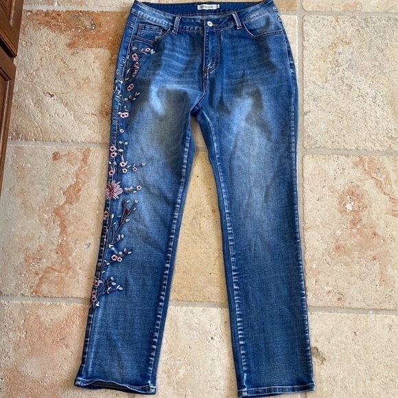 MISSLOOK Denim - Misslook Embroidered Jeans Straight Leg Women’s Bohemian Hippie denim Size M